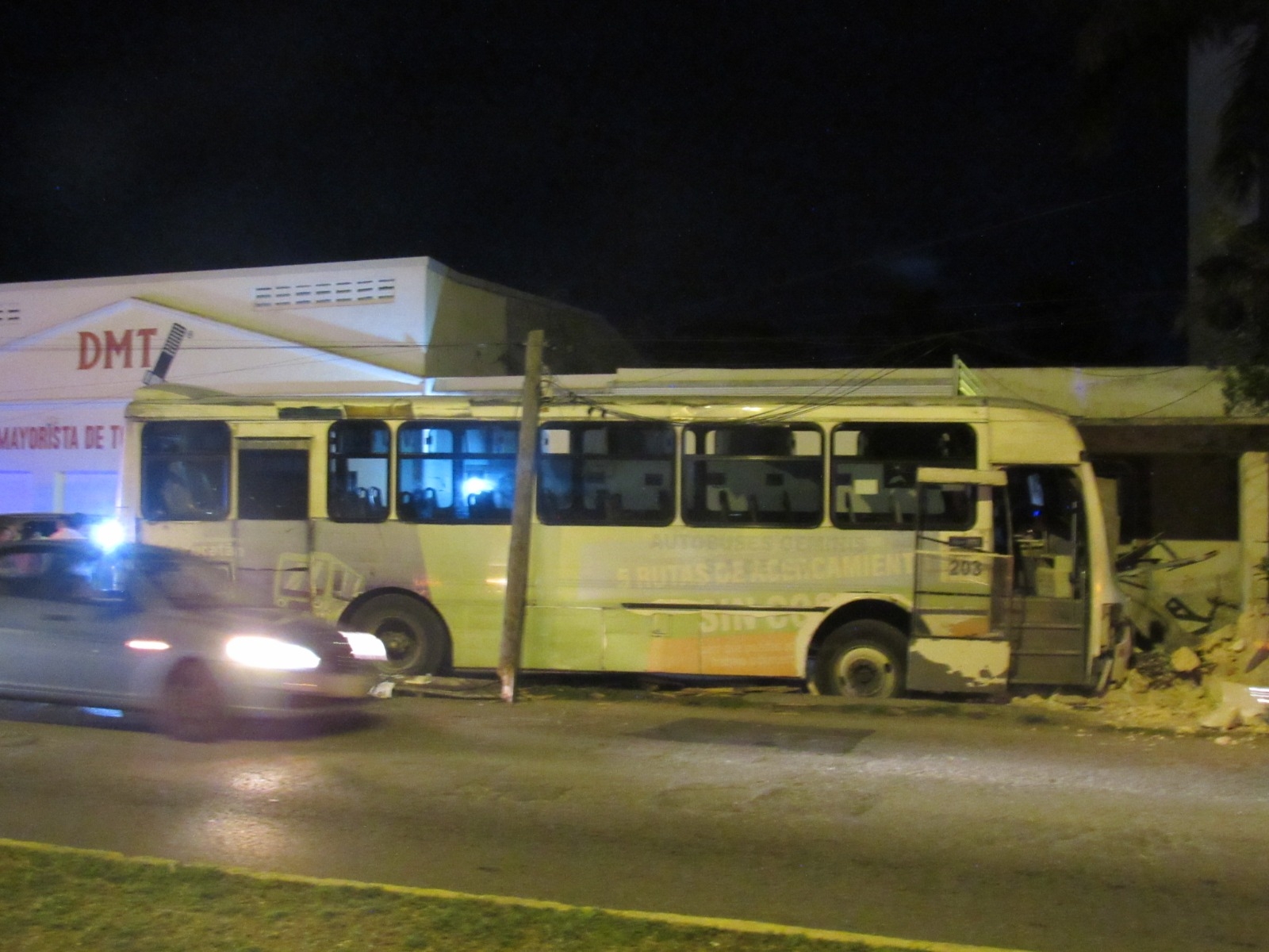 El autobús terminó colisionando con un predio El autobús terminó colisionando con un predio