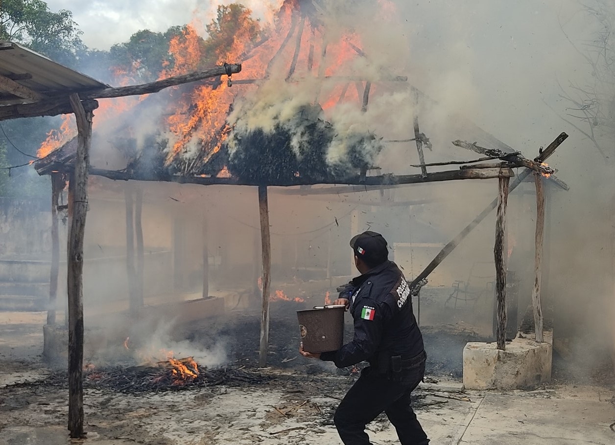 El fuego consumió en su totalidad la palapa de huano y madera El fuego consumió en su totalidad la palapa de huano y madera