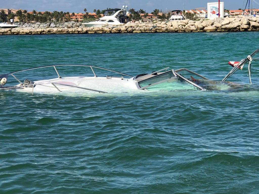 Rescatan embarcación en Puerto Aventuras Rescatan embarcación en Puerto Aventuras