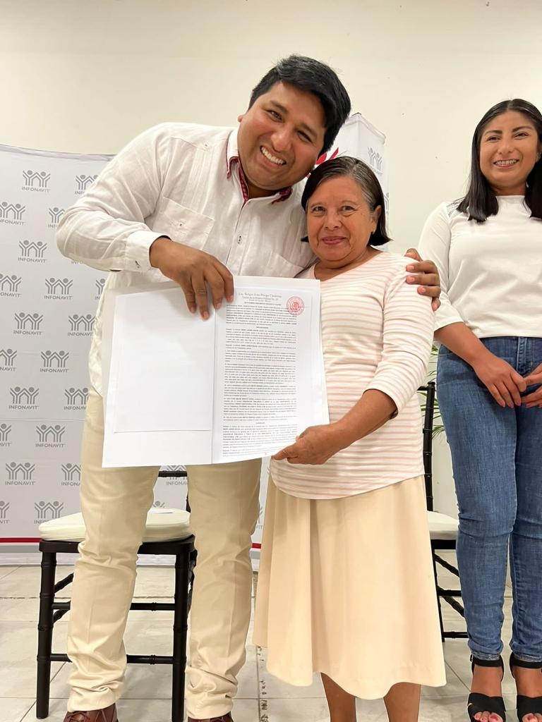 El funcionario encabezó la ceremonia, con 53 beneficiados