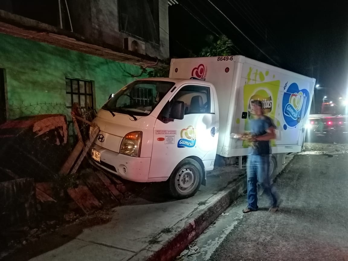 El conductor intentó darse a la fuga, pero fue detenido por los vecinos El conductor intentó darse a la fuga, pero fue detenido por los vecinos