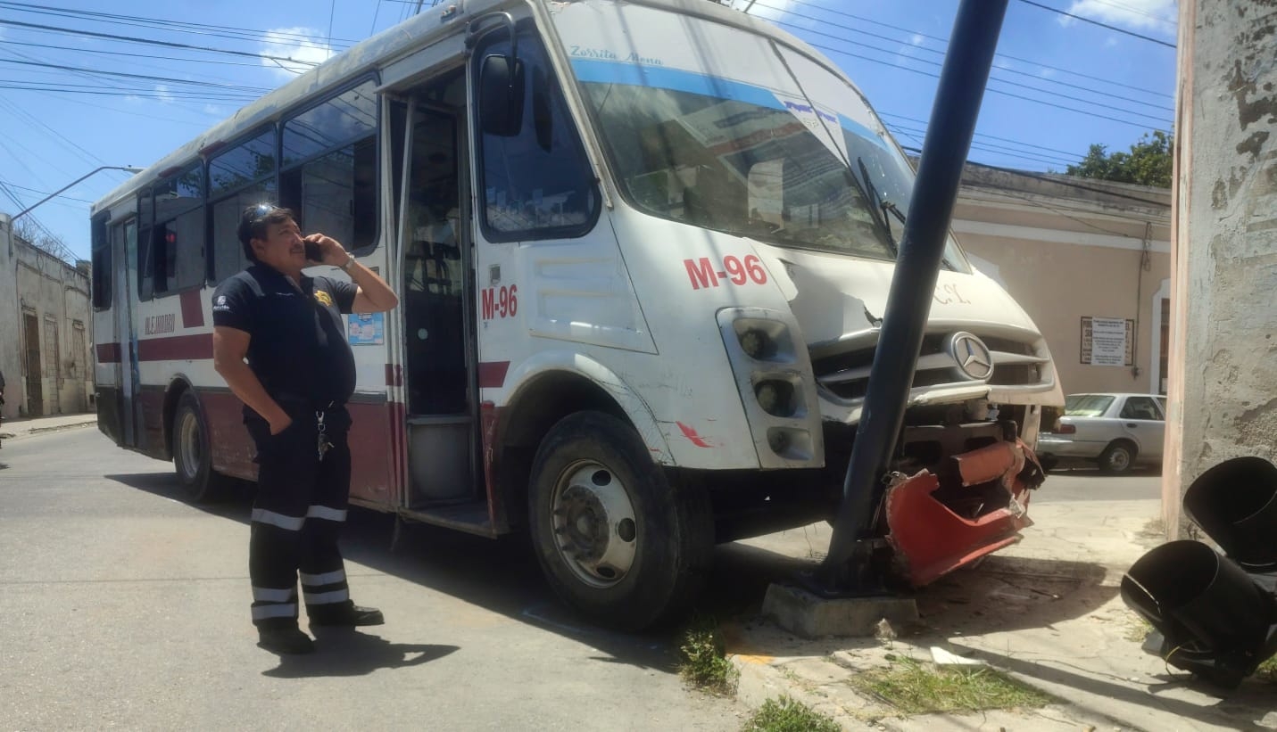 El camión se quedó sin frenos, causando que el conductor se estrellara contra el semáforo El camión se quedó sin frenos, causando que el conductor se estrellara contra el semáforo