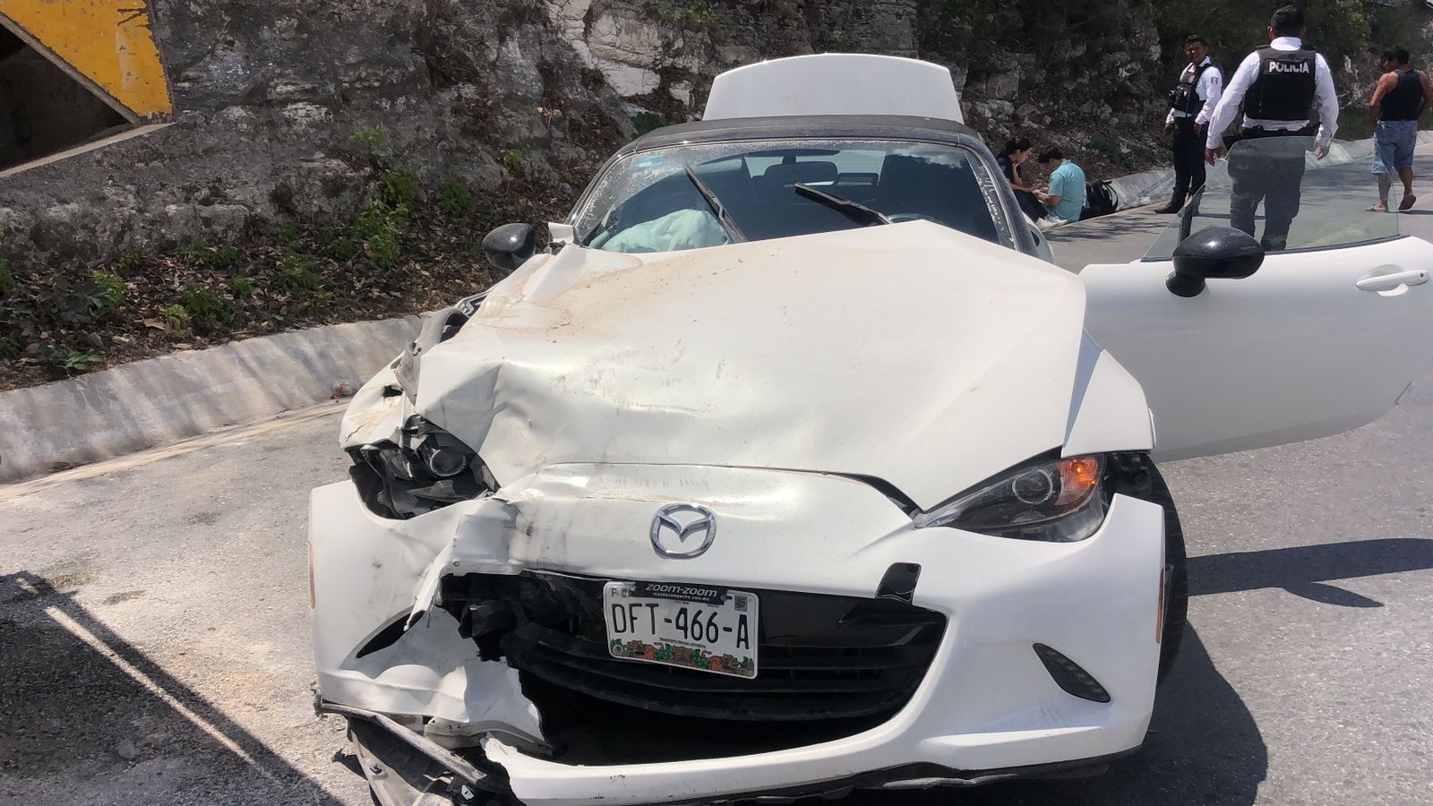 El frente del auto quedó con aparatosos daños materiales