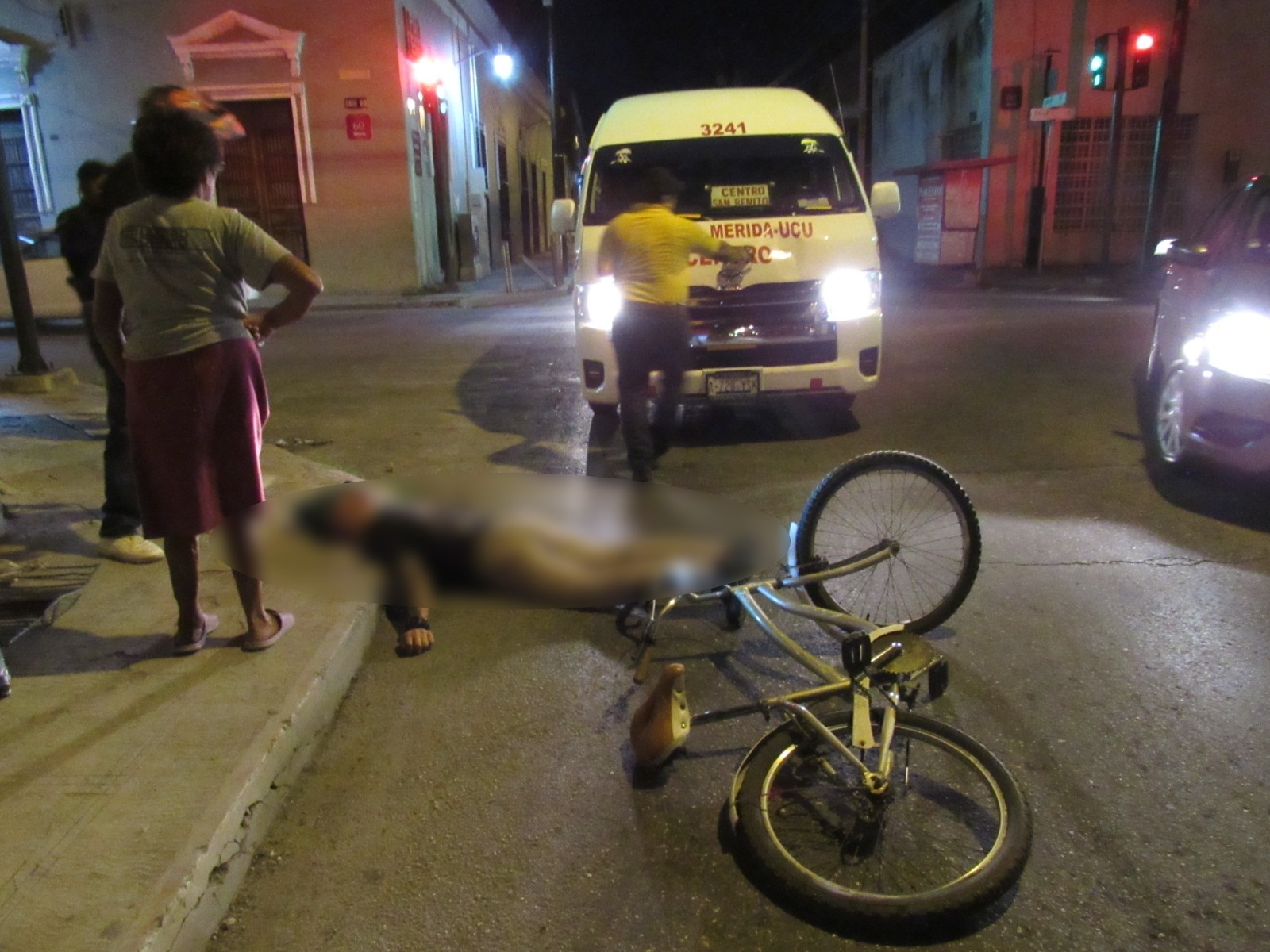 El ciclista quedó inconsciente luego de golpearse la cabeza con la banqueta
