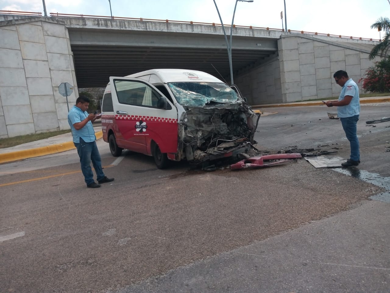 Según los pasajeros el taxista venía hablando por teléfono al momento del choque Según los pasajeros el taxista venía hablando por teléfono al momento del choque