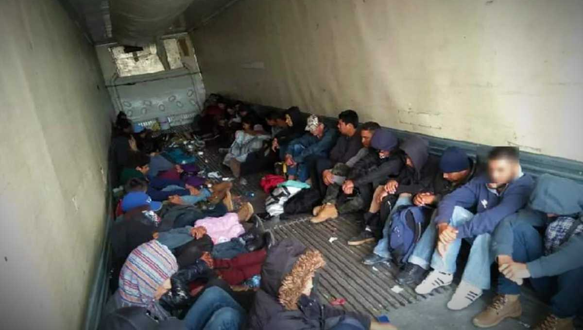 Los migrantes estaban en la caja de un camión Los migrantes estaban en la caja de un camión
