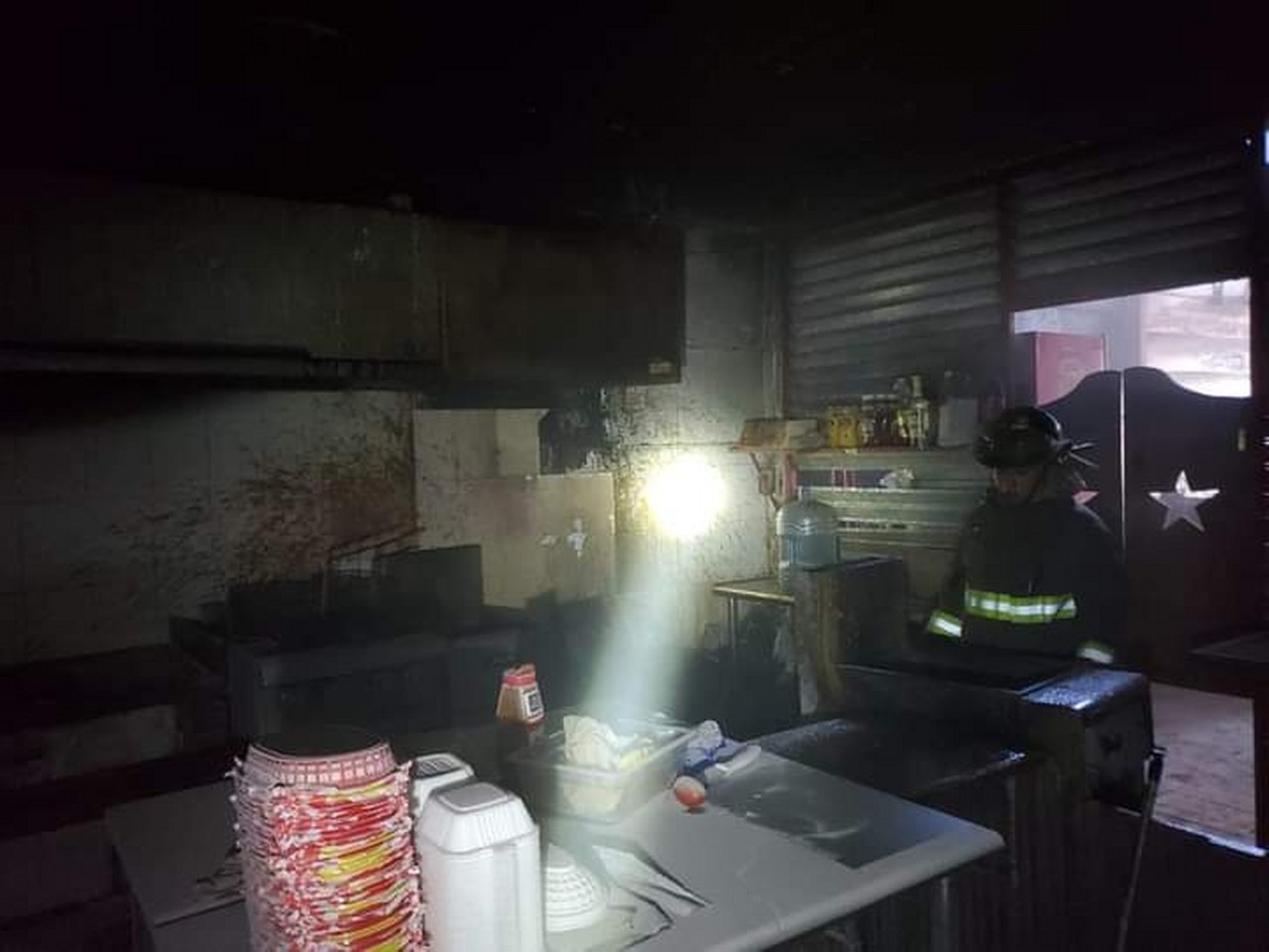 El aceite caliente de una freidora causó que la cocina de un establecimiento se comenzara a quemar El aceite caliente de una freidora causó que la cocina de un establecimiento se comenzara a quemar