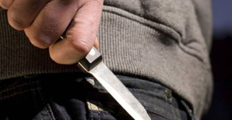 El hombre entró a la casa de su vecino y lo acuchilló sin motivo aparente