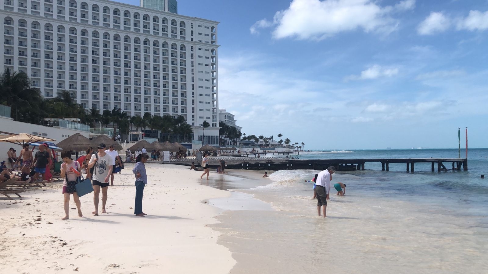 Un operativo por parte de la Marina y también de la Guardia Nacional evitaron que la gente ingresará al mar Un operativo por parte de la Marina y también de la Guardia Nacional evitaron que la gente ingresará al mar