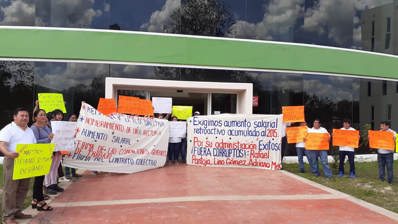 Se manifestaron frente a la rectoría de la Universidad Intercultural Maya de Quintana Roo Se manifestaron frente a la rectoría de la Universidad Intercultural Maya de Quintana Roo