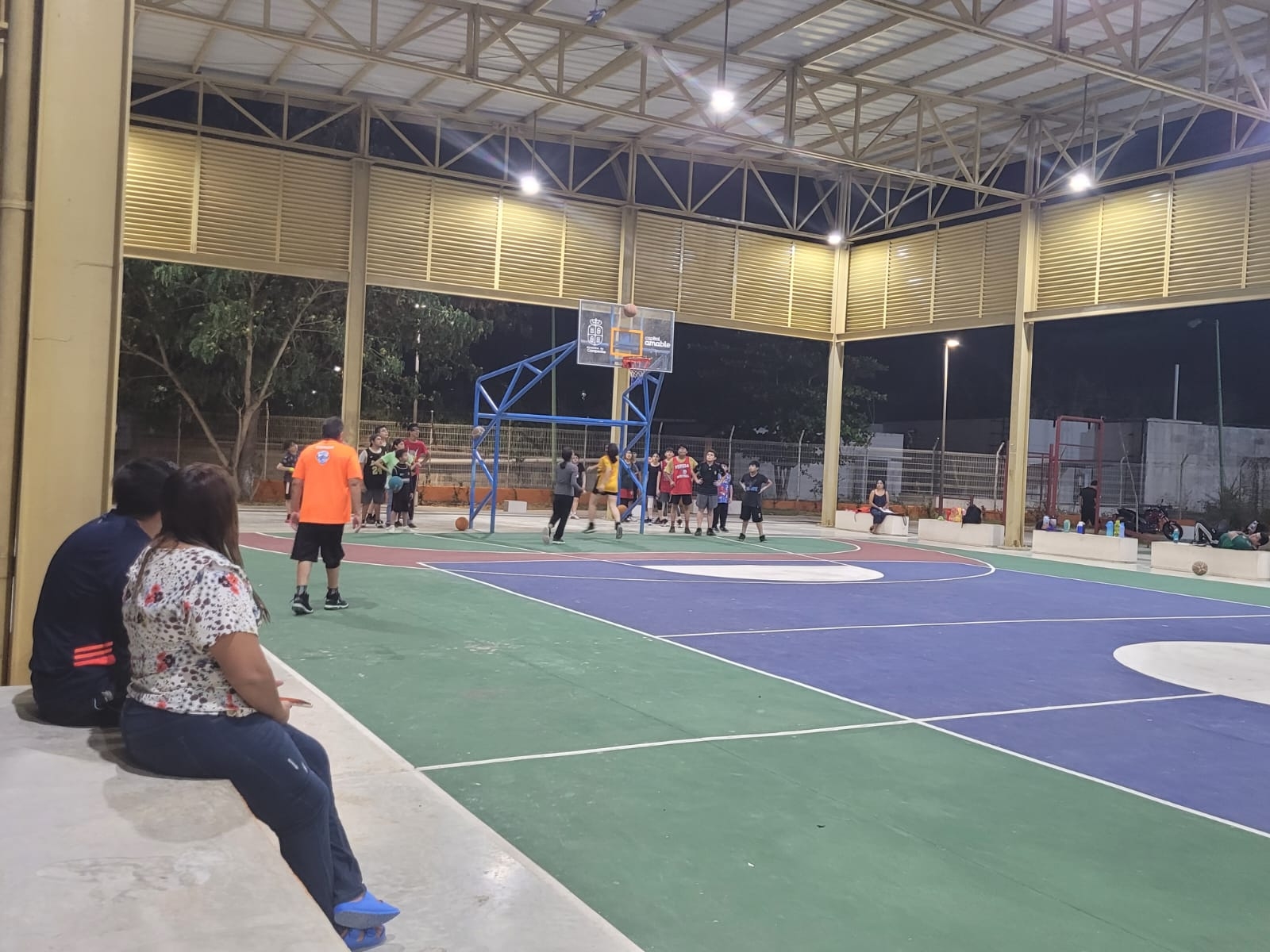 Las familias disfrutan de este espacio para hacer actividades al aire libre
