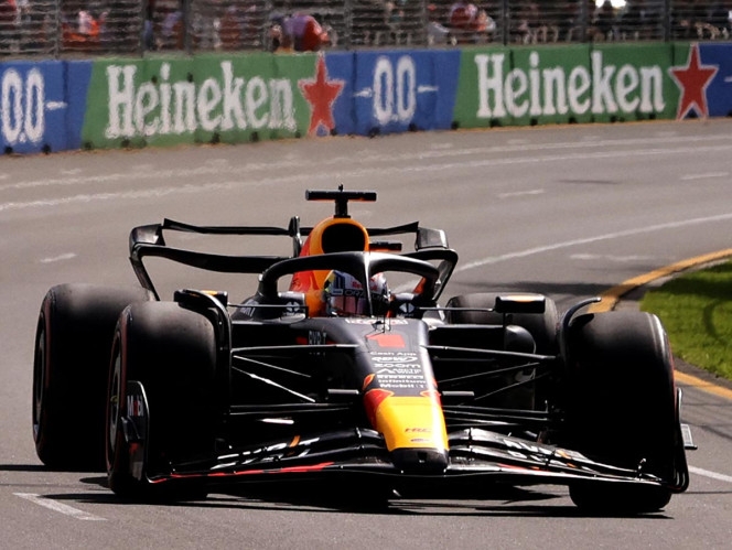 El bicampeón Max Verstappen fue el más rápido en la primera práctica del GP de Australia, seguido por Hamilton y 'Checo' Pérez
