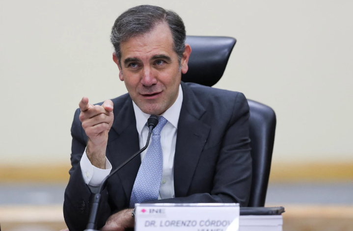 Entre reconocimientos y reclamos, despiden a Córdova y consejeros del INE
Entre reconocimientos y reclamos, despiden a Córdova y consejeros del INE