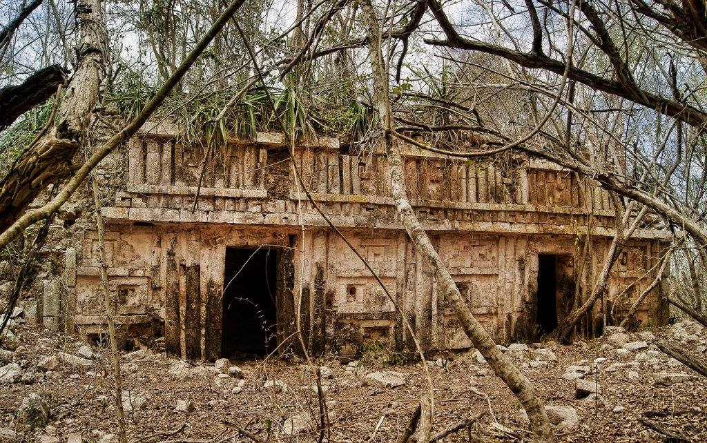 El predio posee más de 18 has. y en él se encuentra una zona de ruinas, debidamente registrada en el Atlas Arqueológico de Yucatán
