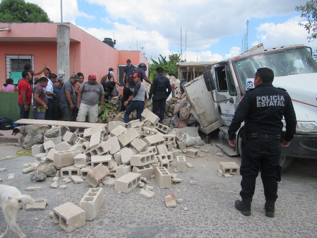 Policías y vecinos hicieron esfuerzos para quitarle los bloques de encima Policías y vecinos hicieron esfuerzos para quitarle los bloques de encima