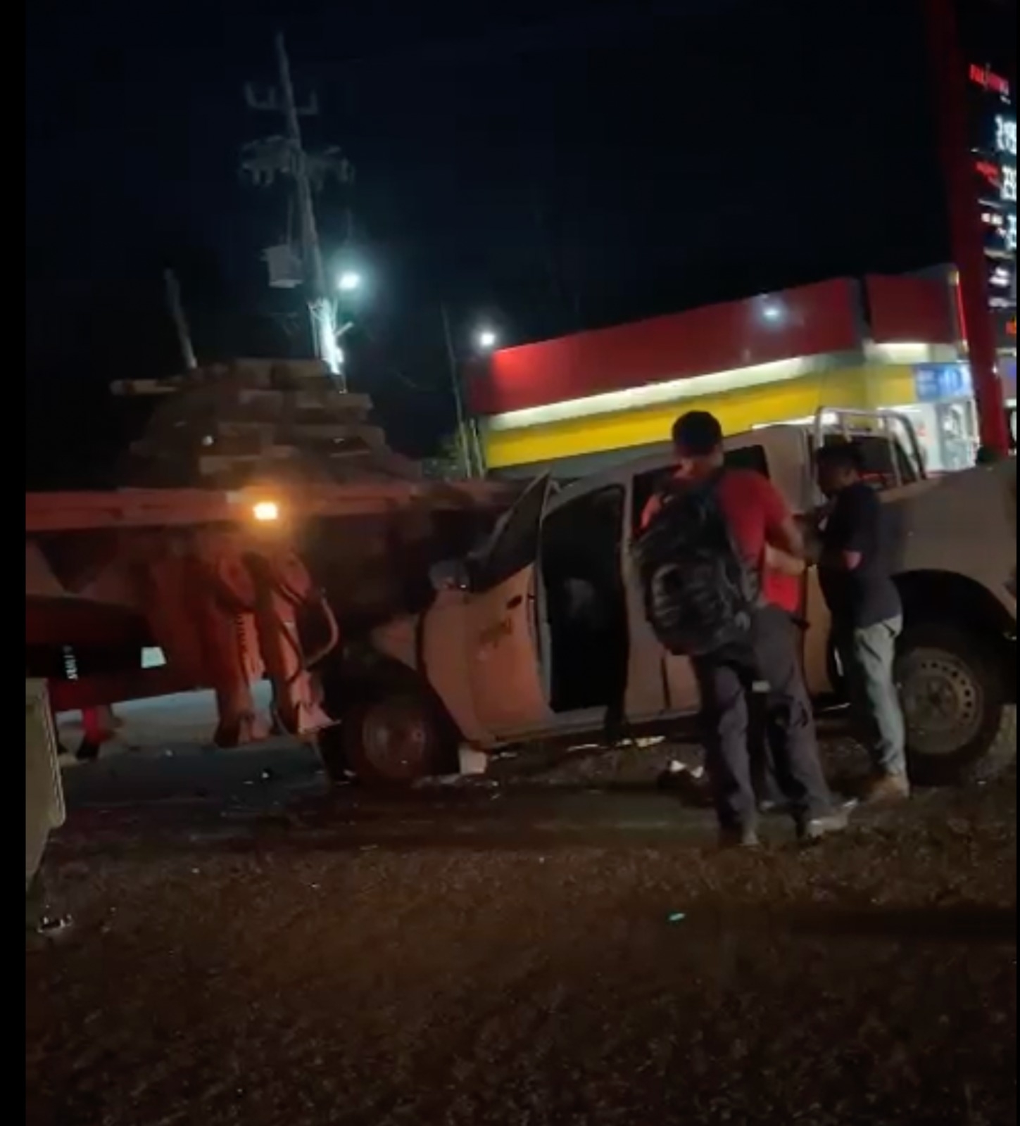 Una camioneta también se impactó contra la pesada unidad Una camioneta también se impactó contra la pesada unidad