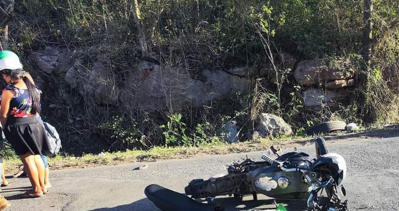La motocicleta del joven quedó sobre la vía donde sufrió el fatal impacto junto con su progenitora La motocicleta del joven quedó sobre la vía donde sufrió el fatal impacto junto con su progenitora