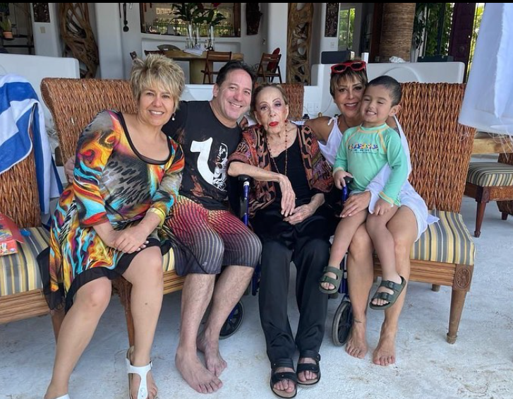 La actriz de 91 años se encuentra en la casa de Alejandra Guzmán en Huatulco