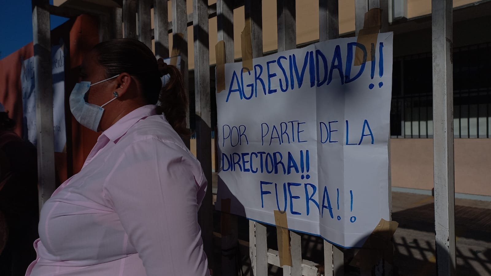 Los padres de familia cerraron la primaria por maltrato de la Directora a los maestros y alumnos