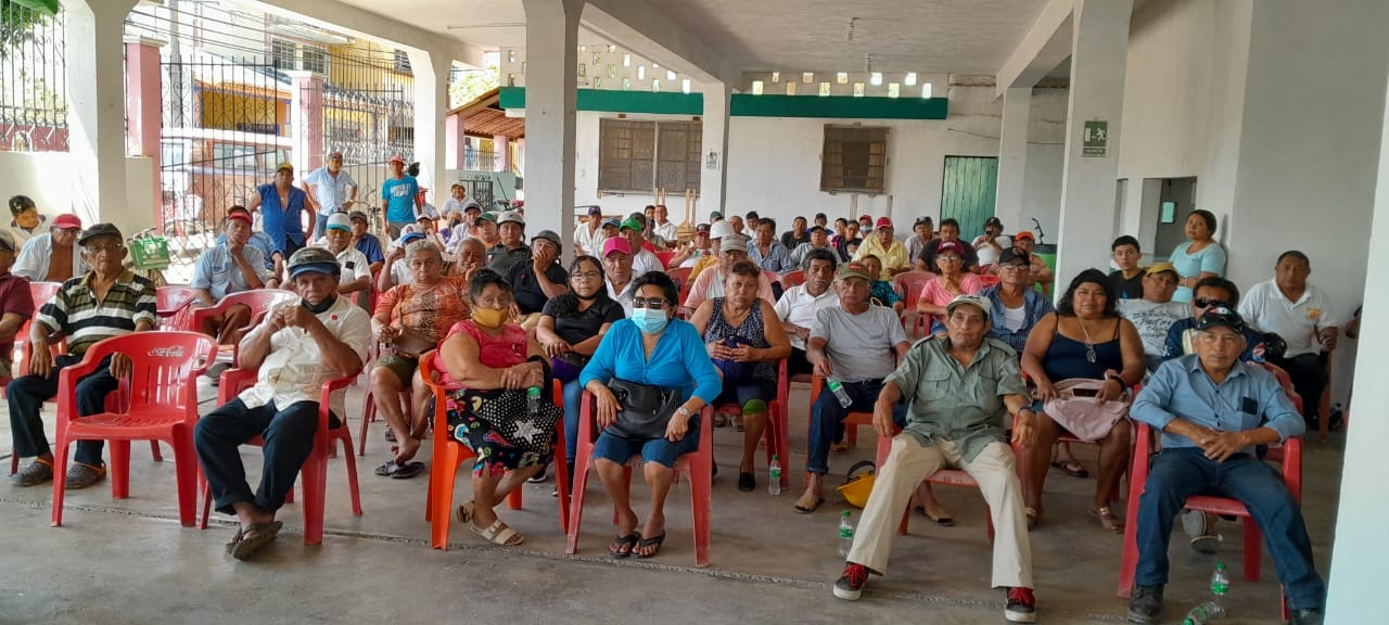 En la sesión anterior, campesinos de Izamal jalonearon al Comisario Ejidal En la sesión anterior, campesinos de Izamal jalonearon al Comisario Ejidal