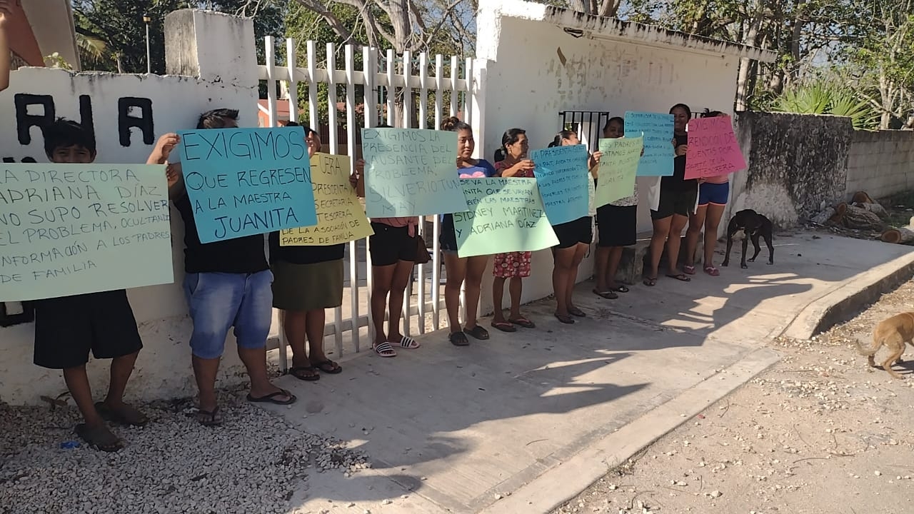 Exigen que sea retornado a sus actividades cotidianas a una maestra que fue separado de sus funciones
