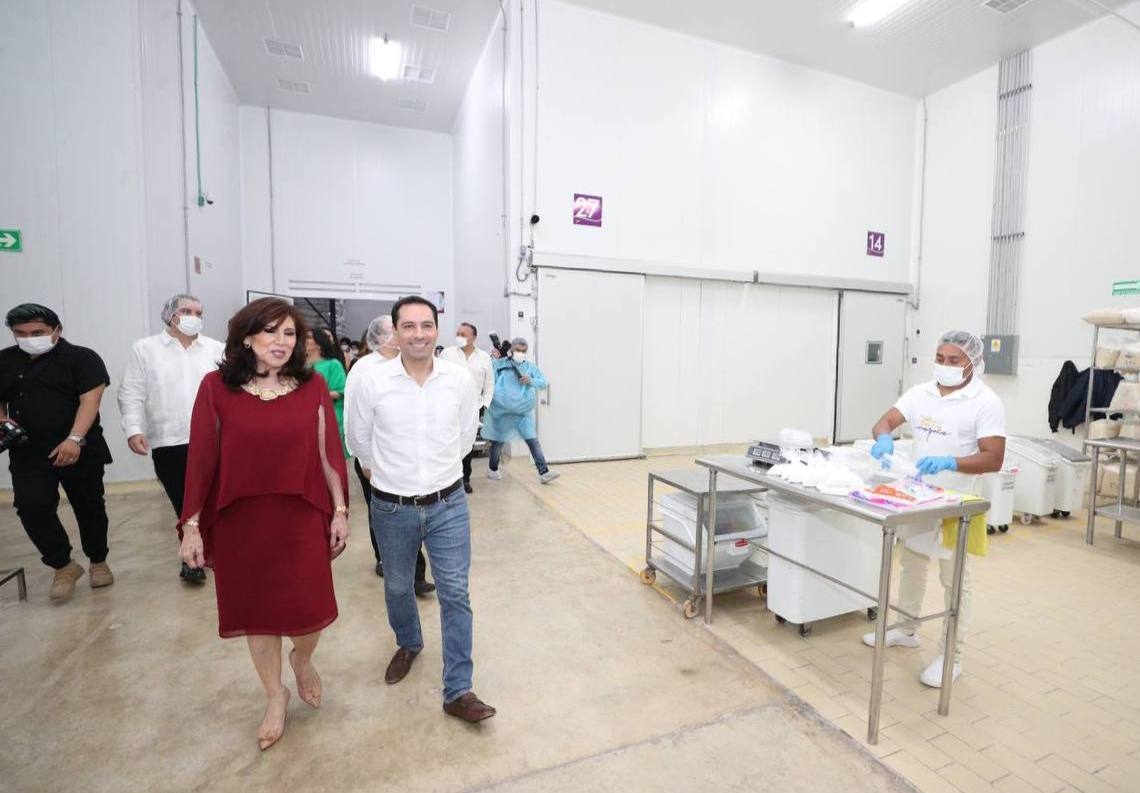 Mauricio Vila y Tere Cazola realizando un recorrido por la nueva procesadora de la empresa yucateca