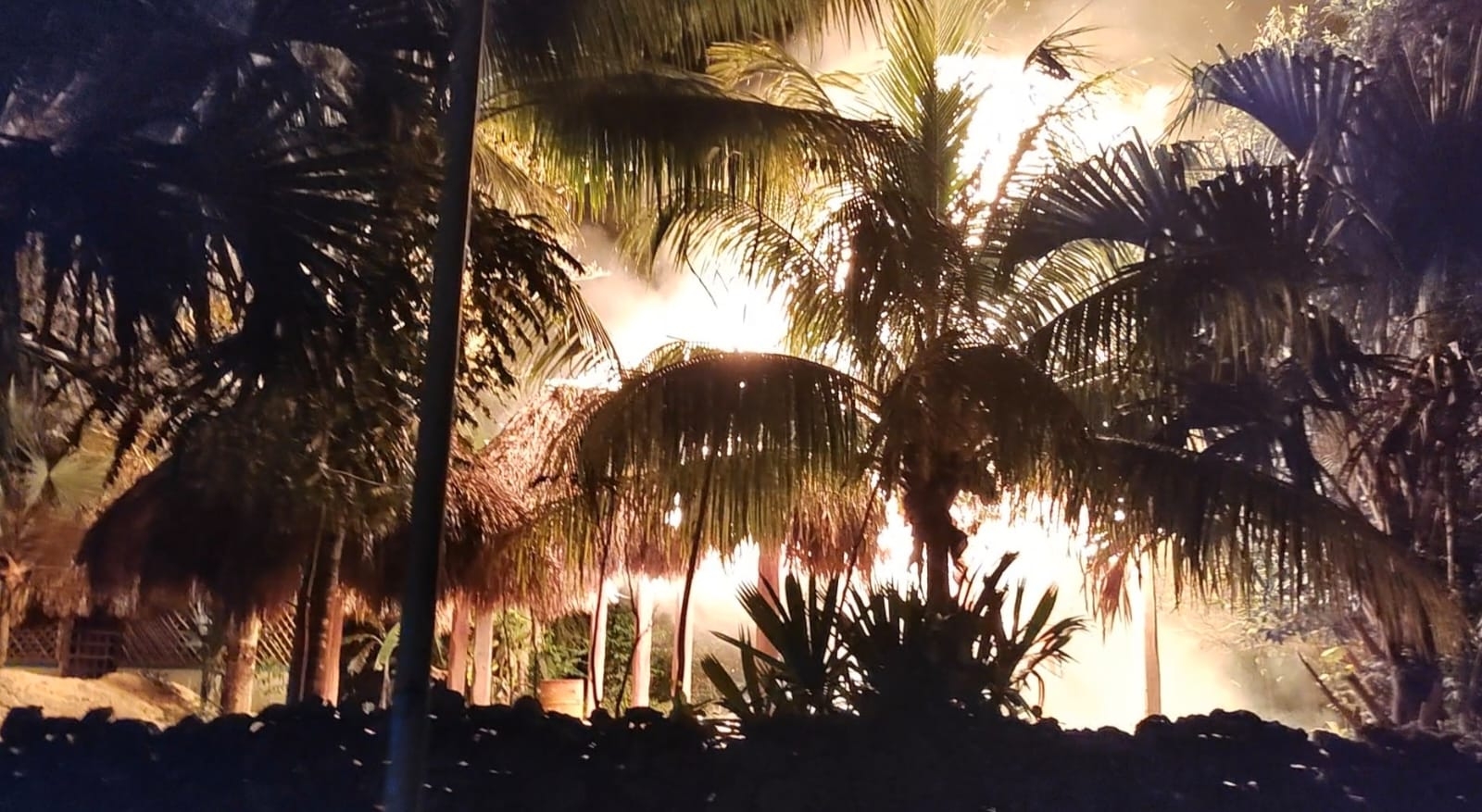 Queman casa de paja y madera en José María Morelos