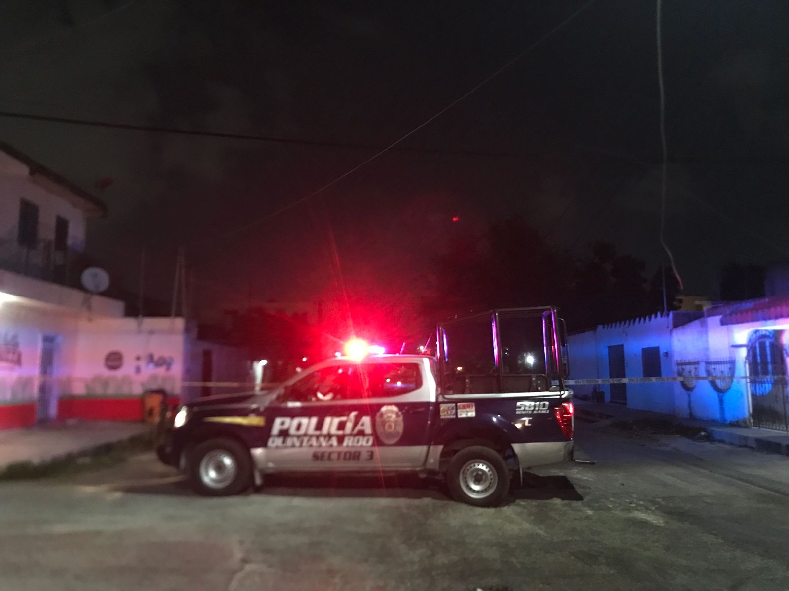Los cuerpos de los dos hombres quedaron tirados en la vía pública luego del ataque armado