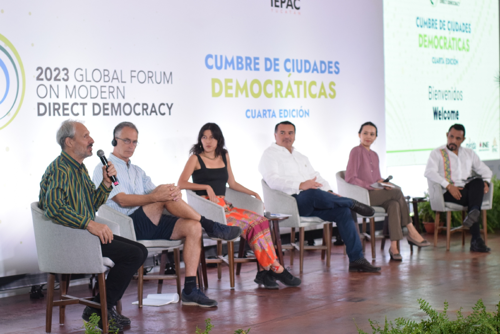 Renán Barrera habla en foros, pero no con los habitantes