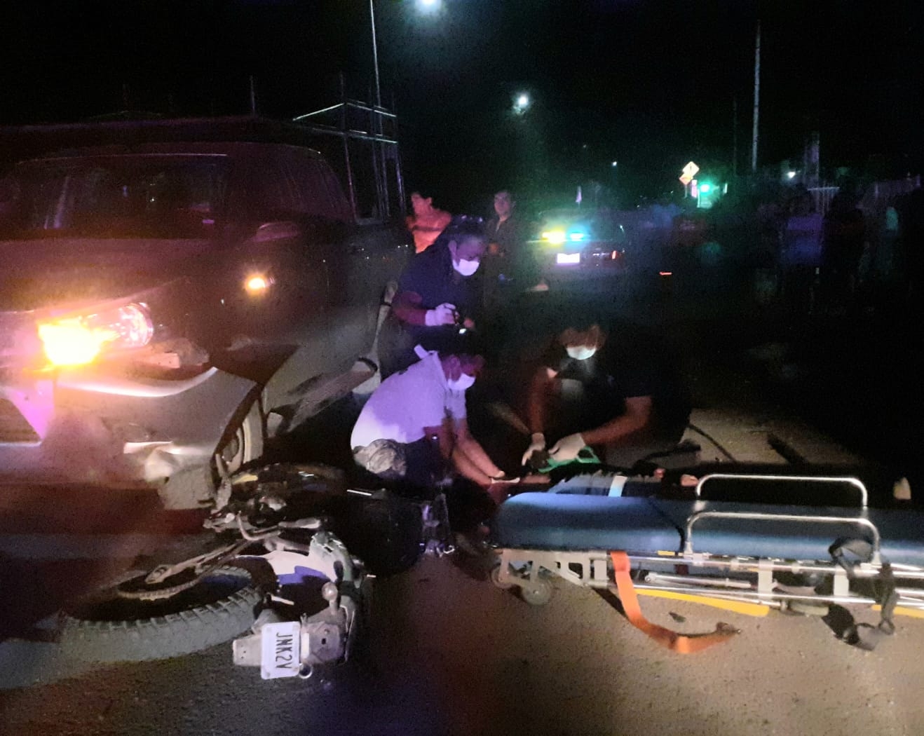 El motociclista terminó en el pavimento y fue trasladado al hospital