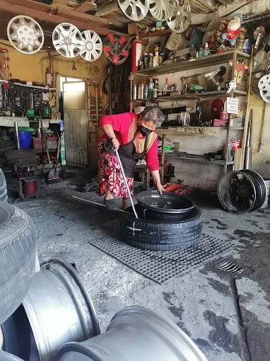 Doña Laura lleva más de 30 años dedicada a su labor en la vulcanizadora