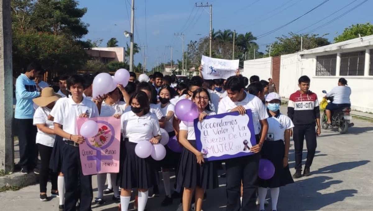 La marcha salió a las 8:00 horas de las instalaciones de la preparatoria