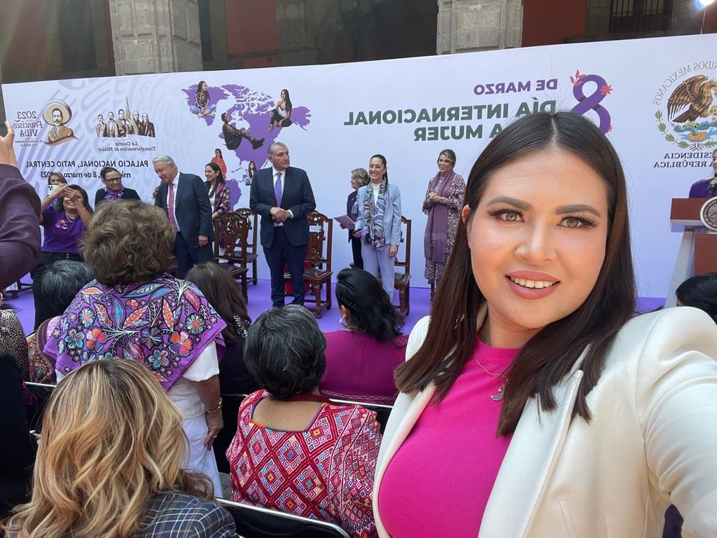 Anahí González asiste al encuentro con AMLO, por motivo del Día Internacional de la Mujer
Anahí González asiste al encuentro con AMLO, por motivo del Día Internacional de la Mujer