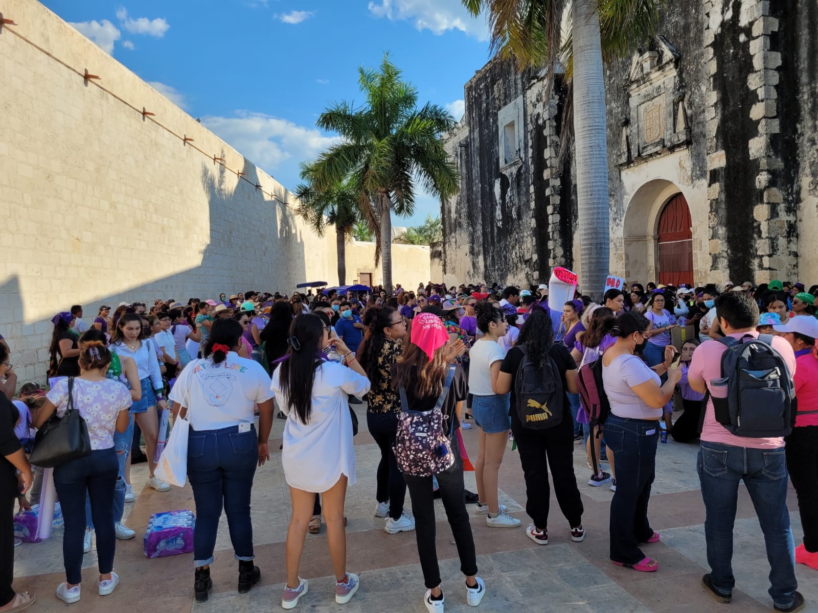 Mujeres y niñas de Campeche participan en la marcha del 8M