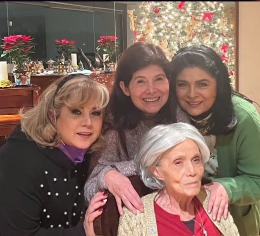 Victoria, Marcela y Gabriela junto a su madre Victoria, Marcela y Gabriela junto a su madre
