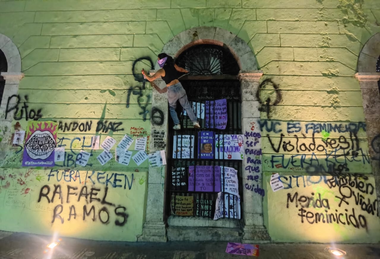 Las manifestantes rayonearon y prendieron fuego a diversas construcciones del Centro Histórico de Mérida