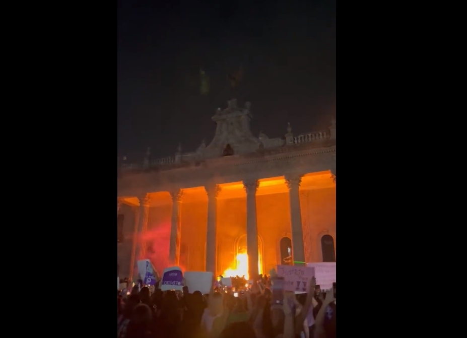 Puertas del palacio de gobierno de Monterrey fueron quemadas Puertas del palacio de gobierno de Monterrey fueron quemadas