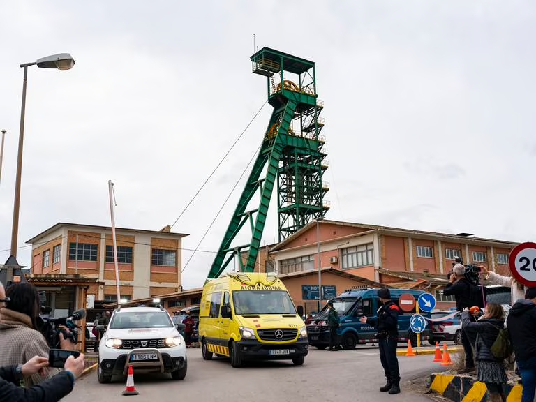Los cuerpos de rescate continúan en proceso de sacar los tres cuerpos en Suria Los cuerpos de rescate continúan en proceso de sacar los tres cuerpos en Suria