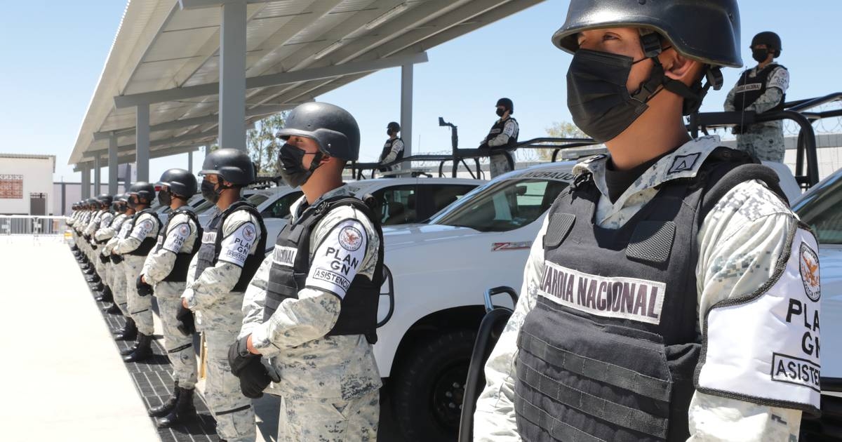 Policías municipales golpean a elemento de la Guardia Nacional
Policías municipales golpean a elemento de la Guardia Nacional