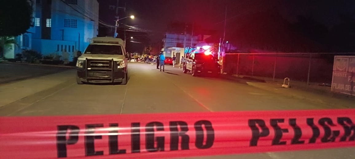 Un mesero y un cliente fueron heridos con arma de fuego dentro del bar