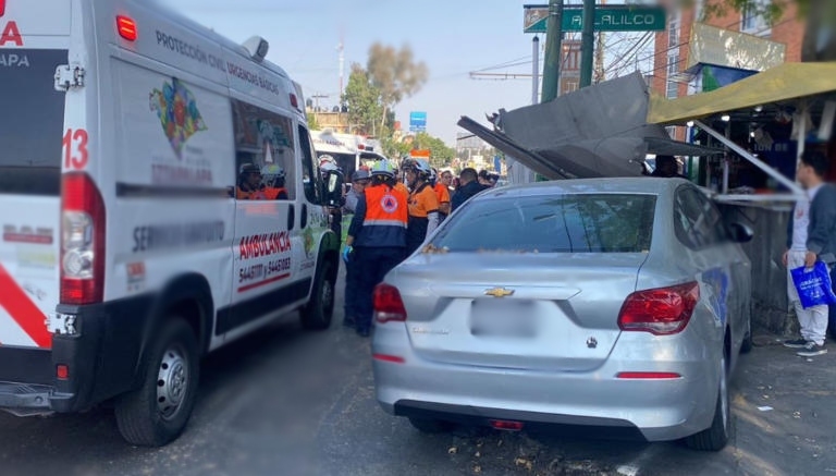 Conductor chocó a un puesto de tacos y dejo varios lesionados en CDMX
Conductor chocó a un puesto de tacos y dejo varios lesionados en CDMX