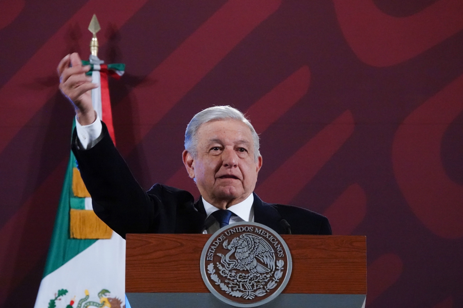AMLO recordó que hay personas en Estados Unidos que quieren nombrar a los cárteles como terroristas para poder violar la soberanía nacional.
