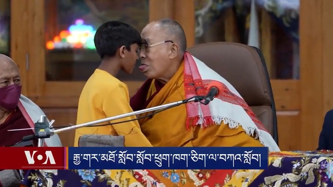 Dalai Lama le pide a niño que le chupe la lengua Dalai Lama le pide a niño que le chupe la lengua