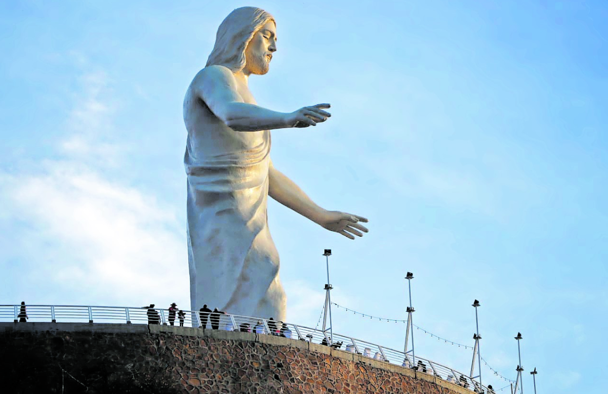 Este supera al Cristo Rey de Tenancingo, en el Estado de México, (30 metros) y al Cristo Roto, en San José de Gracia en Aguascalientes (28 metros).