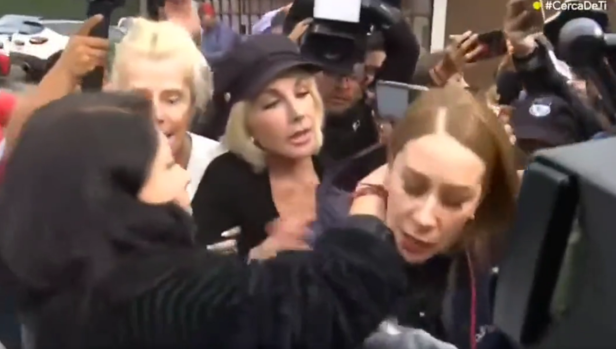 El momento en el que hija de la actriz toma del cuello a la conductora. Foto: Especial El momento en el que hija de la actriz toma del cuello a la conductora. Foto: Especial