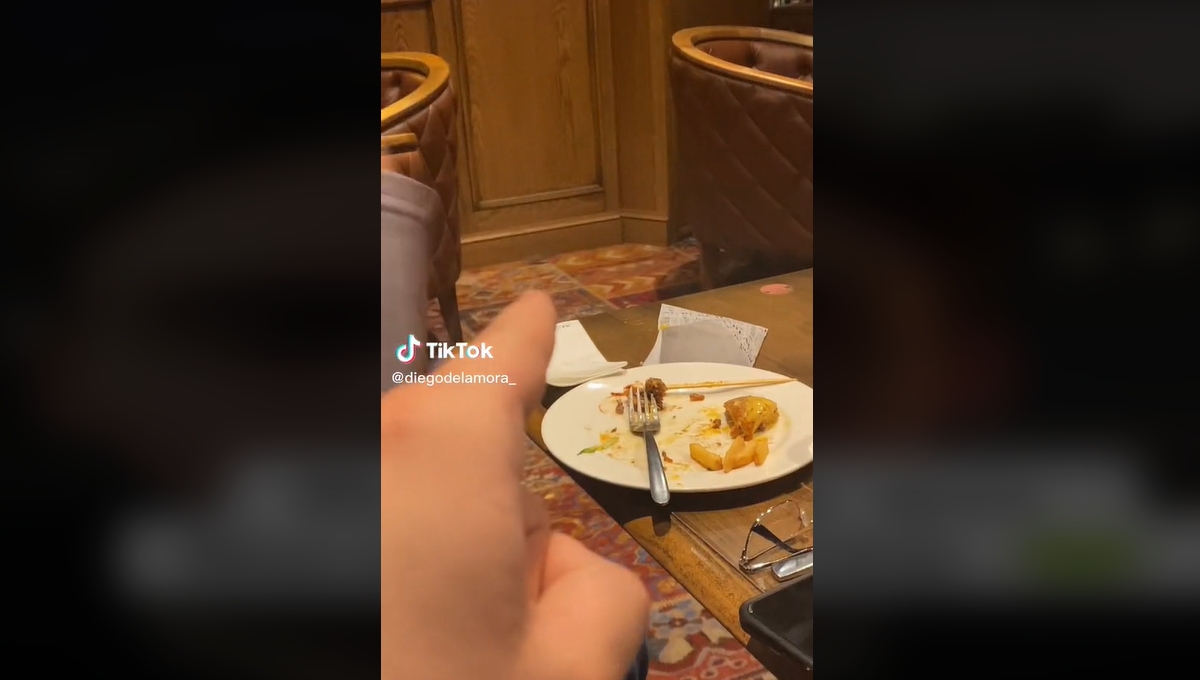 Mexicano asiste a un restaurante en París y capta ratas corriendo