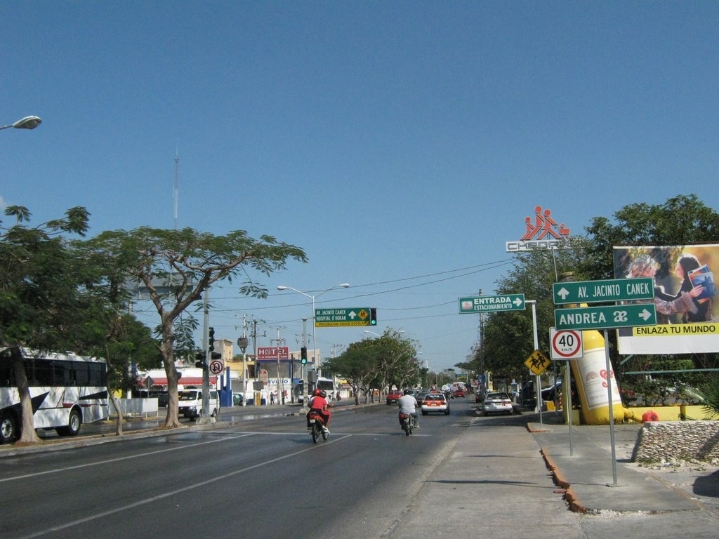 El policía fue atropellado por un conductor en la avenida Itzaes El policía fue atropellado por un conductor en la avenida Itzaes
