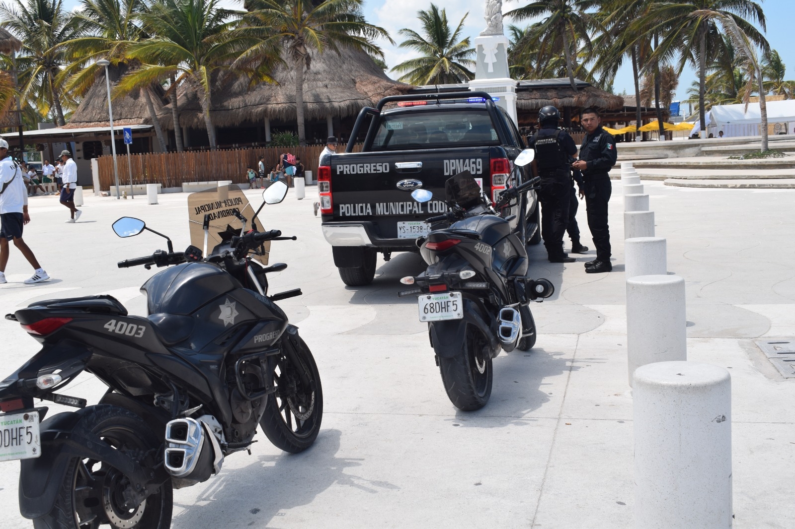 La policía realizaba un rondin de vigilancia en la calle 78 y 80 cuando se percató que un sujeto conducía sospechosamente, por lo que procedió a revisar sus cosas La policía realizaba un rondin de vigilancia en la calle 78 y 80 cuando se percató que un sujeto conducía sospechosamente, por lo que procedió a revisar sus cosas