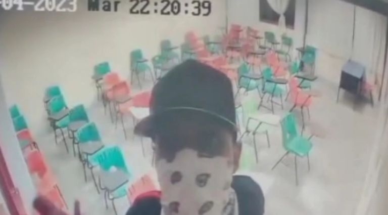 Jóvenes asaltan secundaria en Tecámac, Edomex