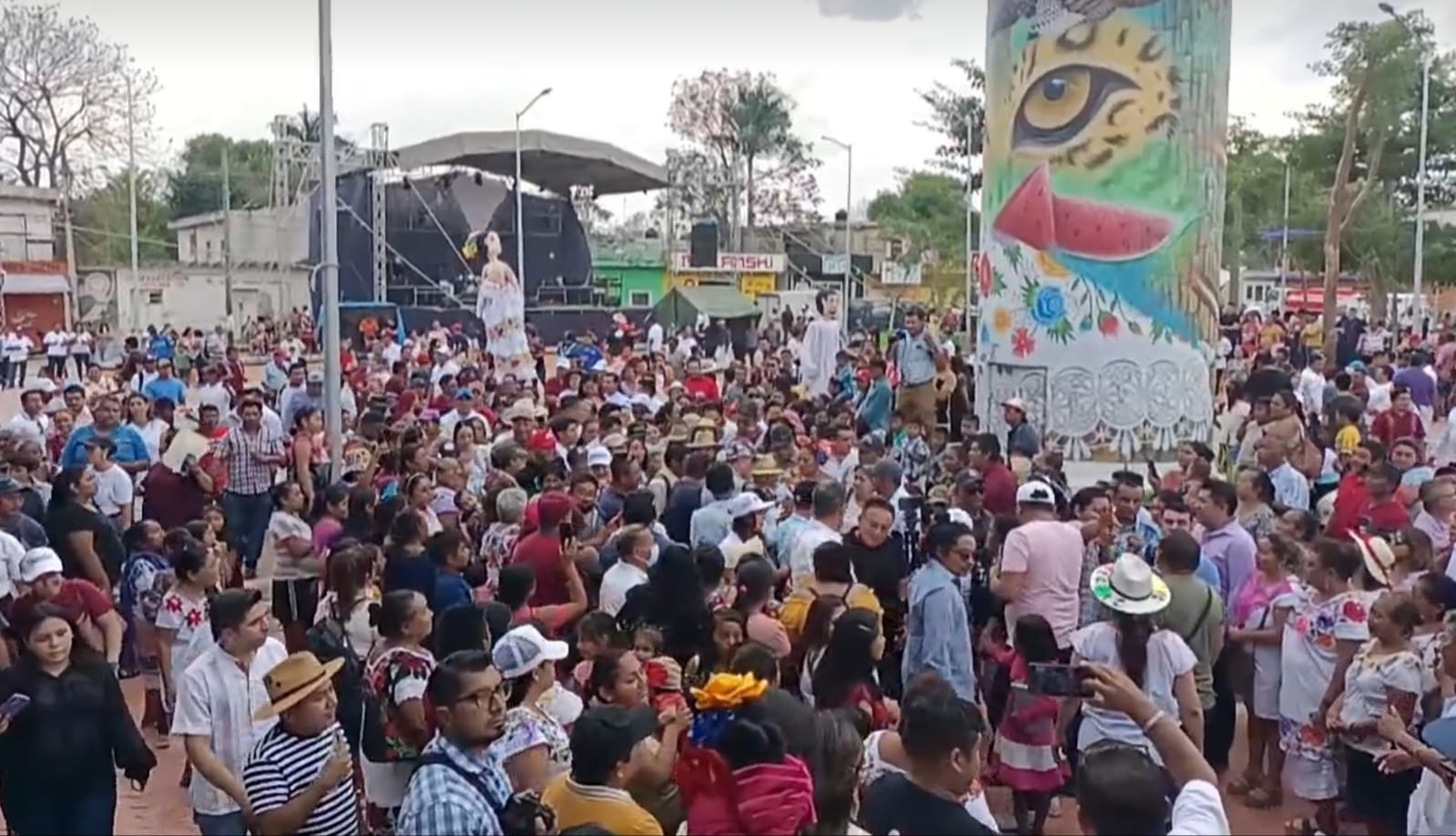 En el lugar se vio la presencia de muchos trabajadores del ayuntamiento fungiendo como porras en el evento En el lugar se vio la presencia de muchos trabajadores del ayuntamiento fungiendo como porras en el evento